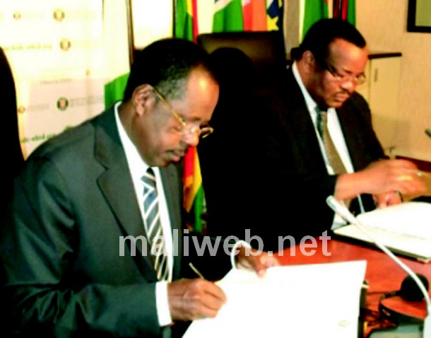 Le PDG de la BMS, Babaly Ba, et le président de laBIDC, Bashir Ifo, signant la convention (photo finacialafrik)