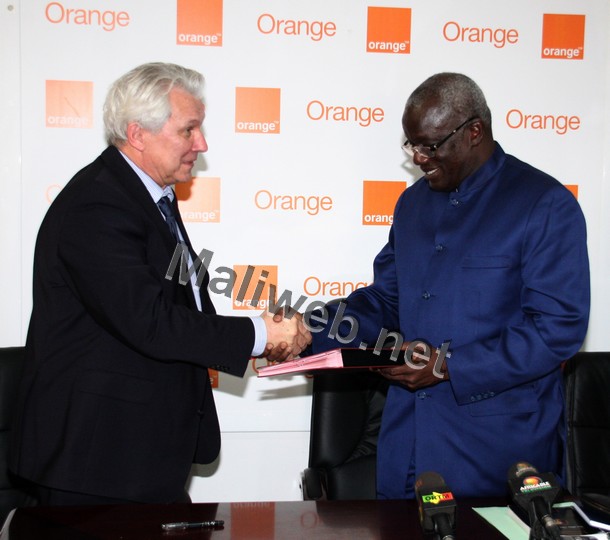 Le président de la Femafoot, Gl Baba Diarra et Henri Kasperczak lors de la signature du contrat