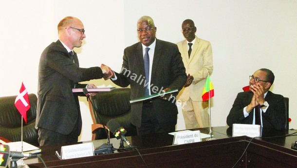 Echange de documents entre l'ambassadeur du Royaume de Danemark au Mali, Anders Garly Anderson et le président du CNPM, Mamadou Sidibé