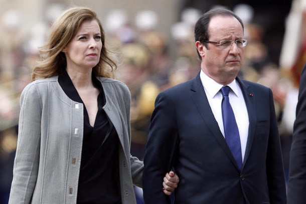 François Hollande et Valérie Trierweiler à Paris lors de la cérémonie en hommage à Pierre Mauroy, le 11 juin 2013. AFP