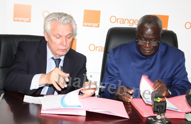 Henri Kaspersczak et Gl Baba lors de la signature du contrat