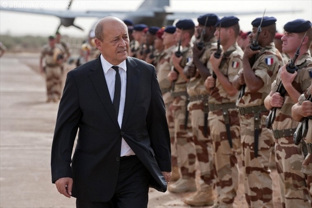 Jean-Yves le Drian au milieu de soldats français, au Mali