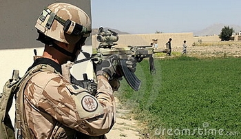 Soldat tchèque sur le dispositif protecteur en Afghanistan.