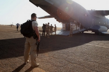 Un avion militaire français près de Gao le 31 décembre 2013 (Alain ROBERT/APERCU/SIPA)
