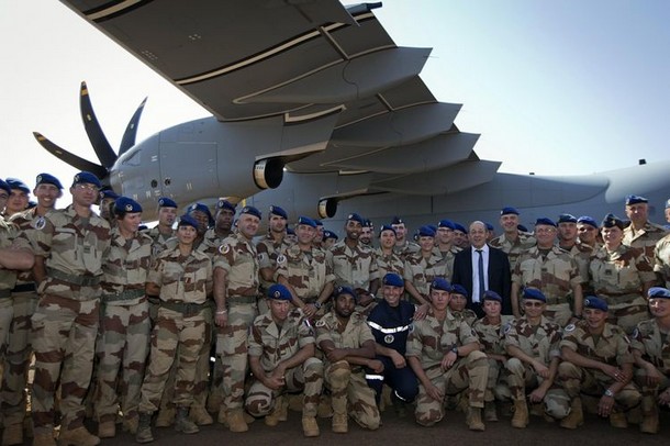 Le ministre de la Défense, Jean-Yves Le Drian, au milieu de soldats de l'opération Serval, avec lesquels il a passé le réveillon du Nouvel An. (Photo Joël Saget. AFP)