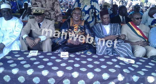 Le ministre de l'Artisanat et du tourisme, Mme Aissata Bengaly (au centre)