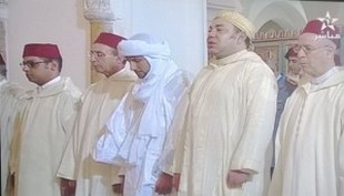 Le Roi Mohamed VI et Bilal Ag Cherif du MNLA lors de la prière de ce vendredi Le Roi Mohamed VI et Bilal Ag Cherif du MNLA lors de la prière de ce vendredi