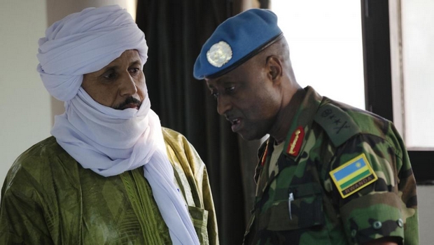 Lundi 22 juillet, un représentant touareg discute avec le commandant de la Minusma.