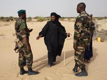 Une patrouille de militaires discute avec un touareg
