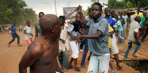 Un chrétien poursuit un homme suspecté d'appartenir au Séléka près de l'aéroport de Bangui, en Centrafrique, le 9 décembre 2013. AP Photo/Jerome Delay