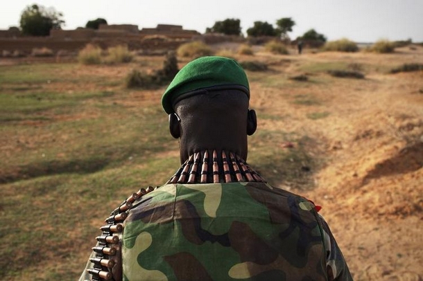 Un soldat malien dans le village de Kadji, à proximité de Gao