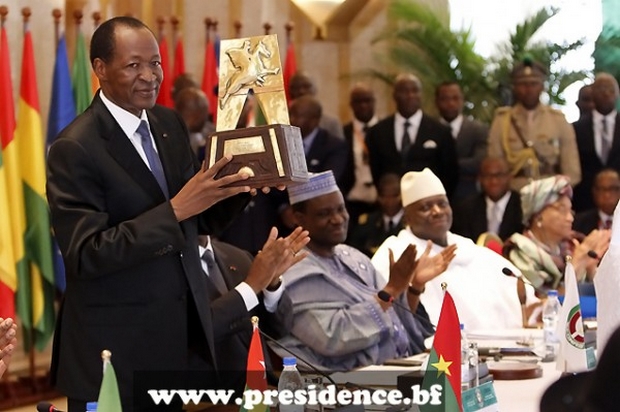 Ouverture: Le Président en exercice, Monsieur Alassane OUATTARA, tout comme Monsieur Kadré Désiré OUEDRAOGO, ont rendu un vibrant hommage aux dirigeants ouest africains pour leurs actions salvatrices qui ont permis de ramener la paix au Mali et en Guinée-Bissau.