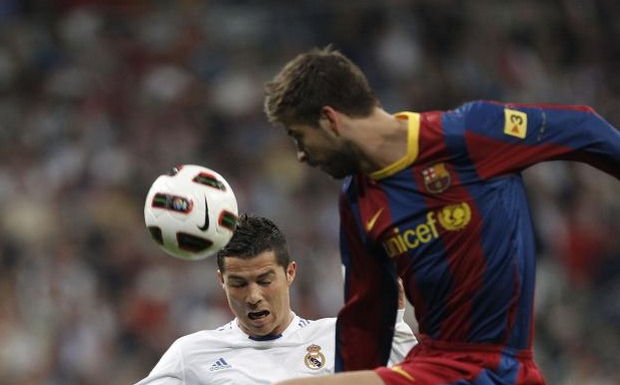 Cristiano Ronaldo face à Gerard Piqué pendant le Clasico, le 16 avril 2011 à Madrid