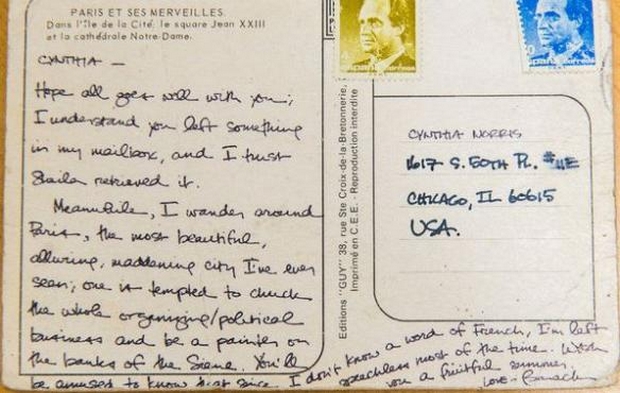 La carte postale écrite en 1988 par Barack Obama, adressée à Cynthia Norris, pour qui travaillait le futur chef de l'Etat américain. (GABRIELLA DEMCZUK / THE NEW YORK TIMES )