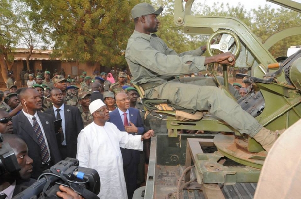 L'accueil du Président IBK à Mopti et la visite au Camp militaire de Sévaré (17 mars 2014)