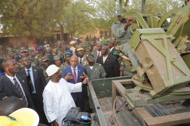 L'accueil du Président IBK à Mopti et  la visite au Camp militaire de Sévaré (17 mars 2014)