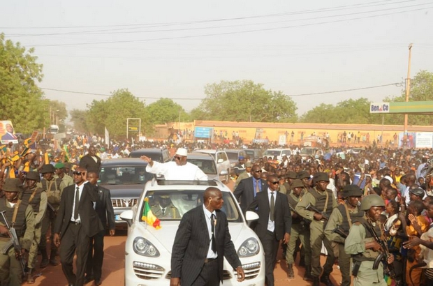 L'accueil du Président IBK à Mopti et la visite au Camp militaire de Sévaré (17 mars 2014)