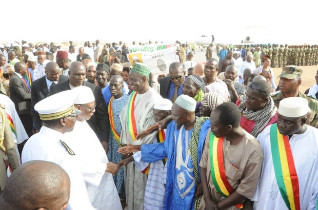 L'accueil du Président IBK à Mopti et  la visite au Camp militaire de Sévaré (17 mars 2014)