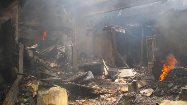 L’incendie s’est déclaré vers 23h50, dans la nuit de jeudi à vendredi. Vendredi après-midi, l’incendie était maîtrisé mais pas tout à fait éteint