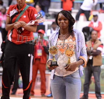 Nagnouma Coulibaly avec les trophées individuels remportés par le Mali á l'Afrobasket féminin 2013 á Maputo, au Mozambique