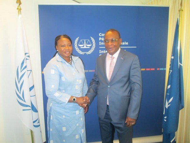 poignée de main entre Fatou Bensouda et Sékouba Konaté