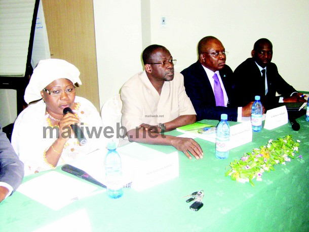 la presidente-Aciam, Mme Kadiatou Konate, le president_APBEF_Moussa_Alassane_Diallo_Brehima_Haidara_Gaoussou_Mariko