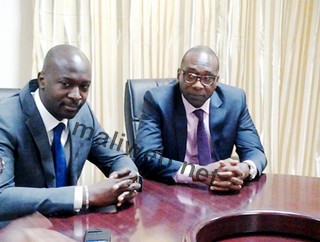 Les ministres Mahamadou Camara et Jean-Marie Sangaré lors de la passation