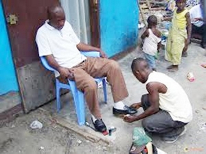 Les petits cireurs à Bamako