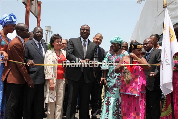 Le ministre de l'Intérieur et de la sécurité, Hamed Bagayoko, coupant le ruban symbolique après la cérémonie d'ouverture (Photo Clarisse Njikam)