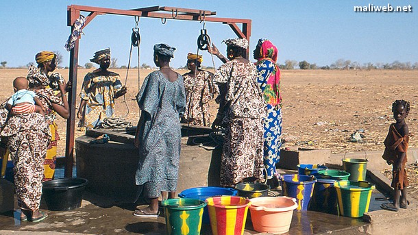 Femmes autour d'un puits, au nord du Mali"