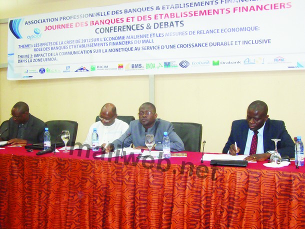 Le présidium lors de la cérémonie d'ouverture APDEF-JB 2014