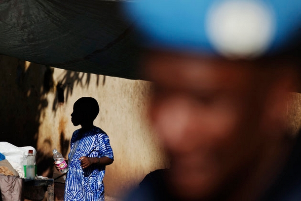 Un garçon dans l'ombre derrière un soldat au Mali Mali : les informateurs de l’armée sont-ils des cibles ?