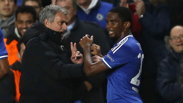 José Mourinho et Samuel Eto'o Eto'o sur Mourinho: "Un fou qu'il ne faut pas toujours croire"