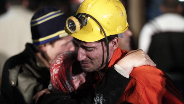 Un mineur rescapé Turquie: plus de 200 morts dans l'effondrement d'une mine