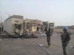 Après l'attentat à la BMS de Kidal qui a coûté la vie à deux casques bleus La BMS détruite par endroit. On aperçoit des casques bleus qui avaient bouclé le secteur après l'attentat
