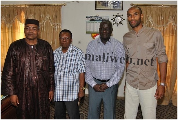 Kanouté avec les membres de la Femafoot