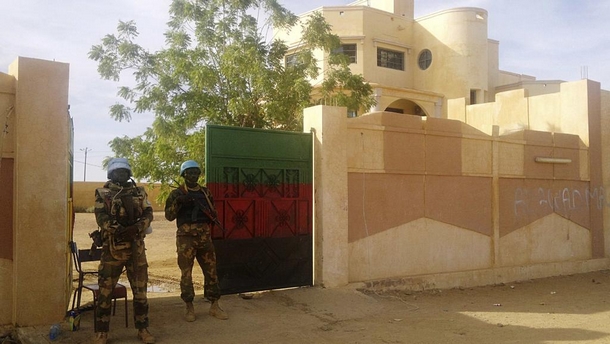 Des soldats de la Minusma montent la garde devant le gouvernorat de Kidal, le 15 novembre 2013. REUTERS