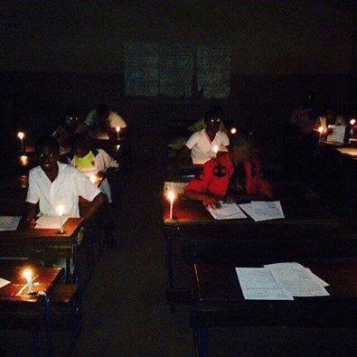 Des élèves composant dans un centre de Kalaban coura au delà de 21 heures dans une classe sous la lumière des bougies