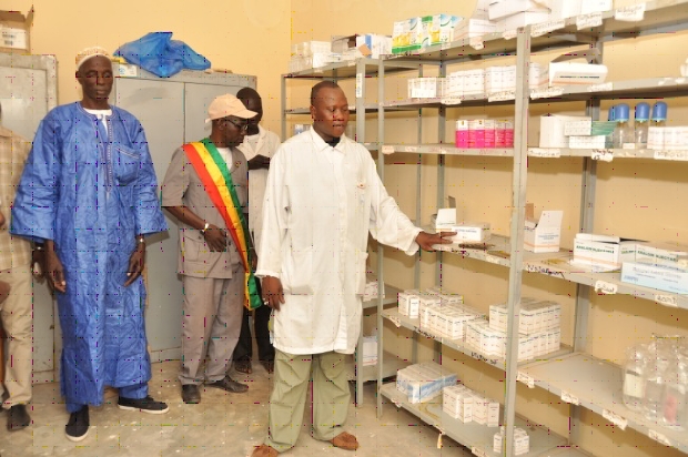 De gauche à droite, le président de l’Asaco, Bakary Diakité, le maire de Sébékoro, Seydou Sissoko et le chef Cscom, Moussa Dao.