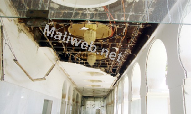Le plafond du couloir principal du palais en état d’effondrement avancé