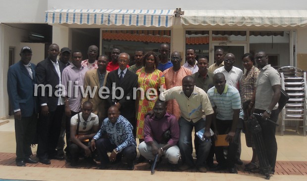 La photo de famille du ministre Gaoussou Dabro et les reporters sportifs