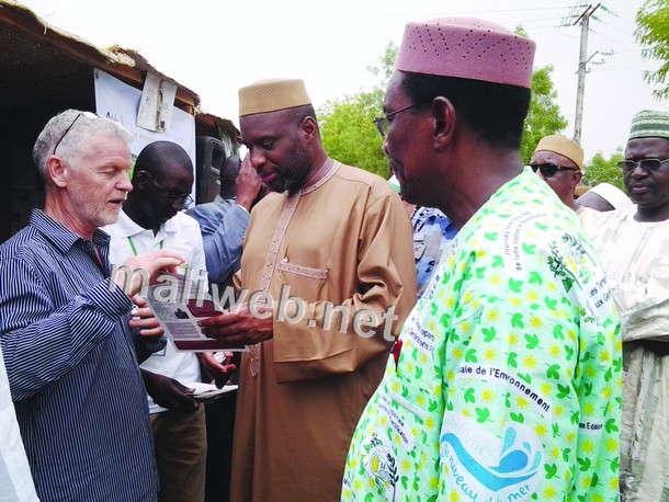 Le PM visitant un stand lors de l'exposition