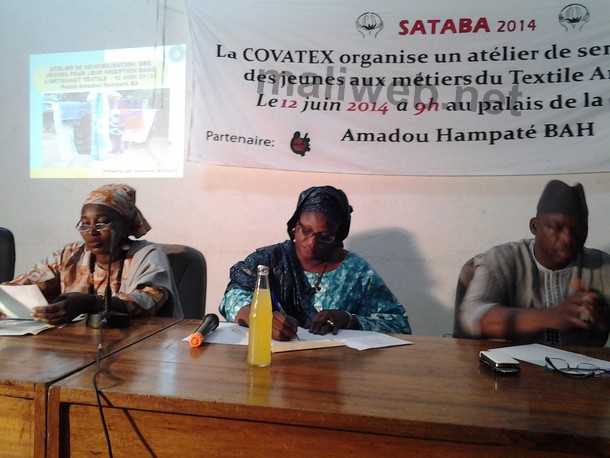 Une vue du presidium de la cérémonie d'ouverture. On reconnaît (G) l présidente de COVATEX, et ((centre) la présidente de la FNAM