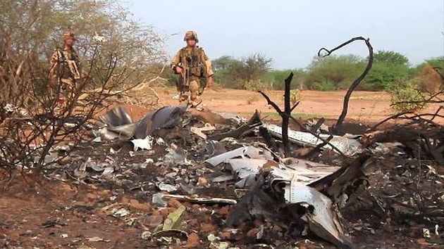 Mali: les présidents malien et burkinabè sur le site du crash de l'avion d'Air Algérie