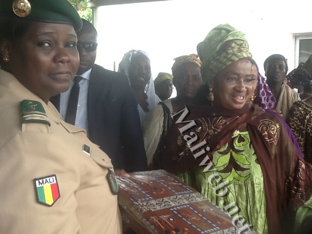 Madame Traore Mintou Doucouré remettant symboliquement le don à la directrice du service social de l'armée, Colonel SAMAKE Mariétou Dembelé