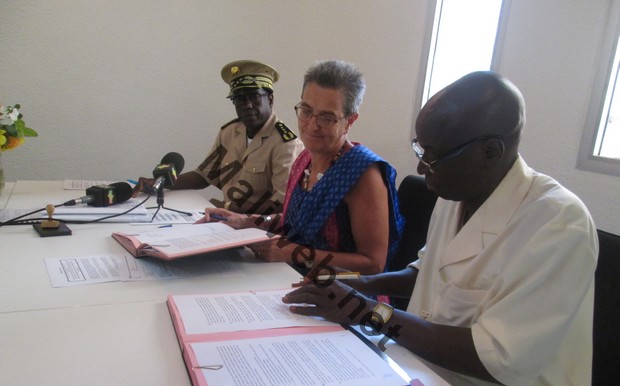 La chargée d'affaires de l'Ambassade du Royaume des Pays-Bas au Mali entourée par le gouverneur de Gao (G) et le coordinateur national de Enda-Mali lors de la signature de la convention