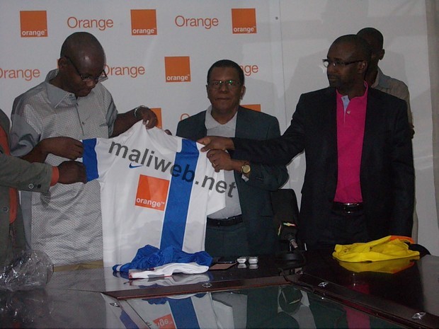 Kassoum Coulibaly Yambox de Malifoot (C) remettant le maillot au Stade malien de Bamako