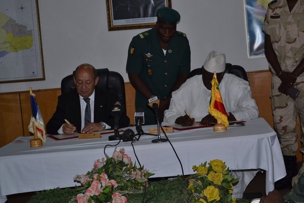 Signature entre les deux ministres de la Défense l'Accord de défense entre le Mali et la France