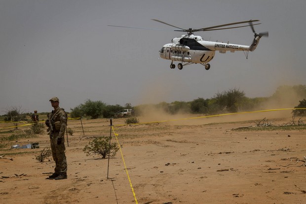 Gossi, 28 juillet 2014 - L'hélicoptère de l'ONU qui transporte les délégations algérienne et malienne arrive sur le site du crash de l'avion d'Air Algérie dans la région de Gossi, à 160 km de Gao. Photo: MINUSMA/Fred Fath