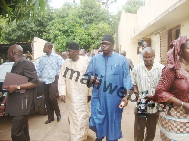 Le ministre du Commerce, Abdel Karim Konaté avec le directeur national du commerce, Modibo Keita lors de la visite guidée des locaux